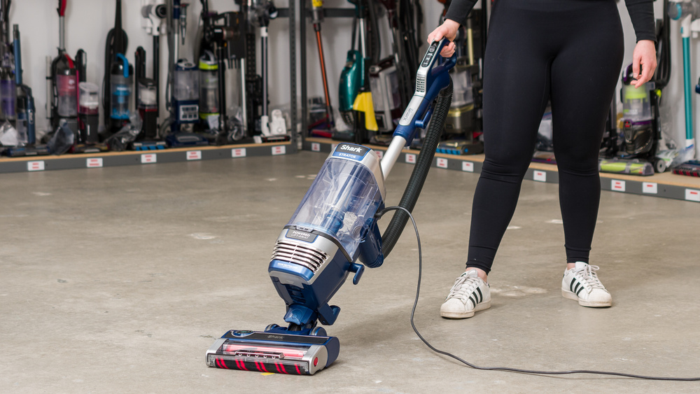 Shark Stratos AZ3002 vs PowerDetect AZ4002 Upright Edition